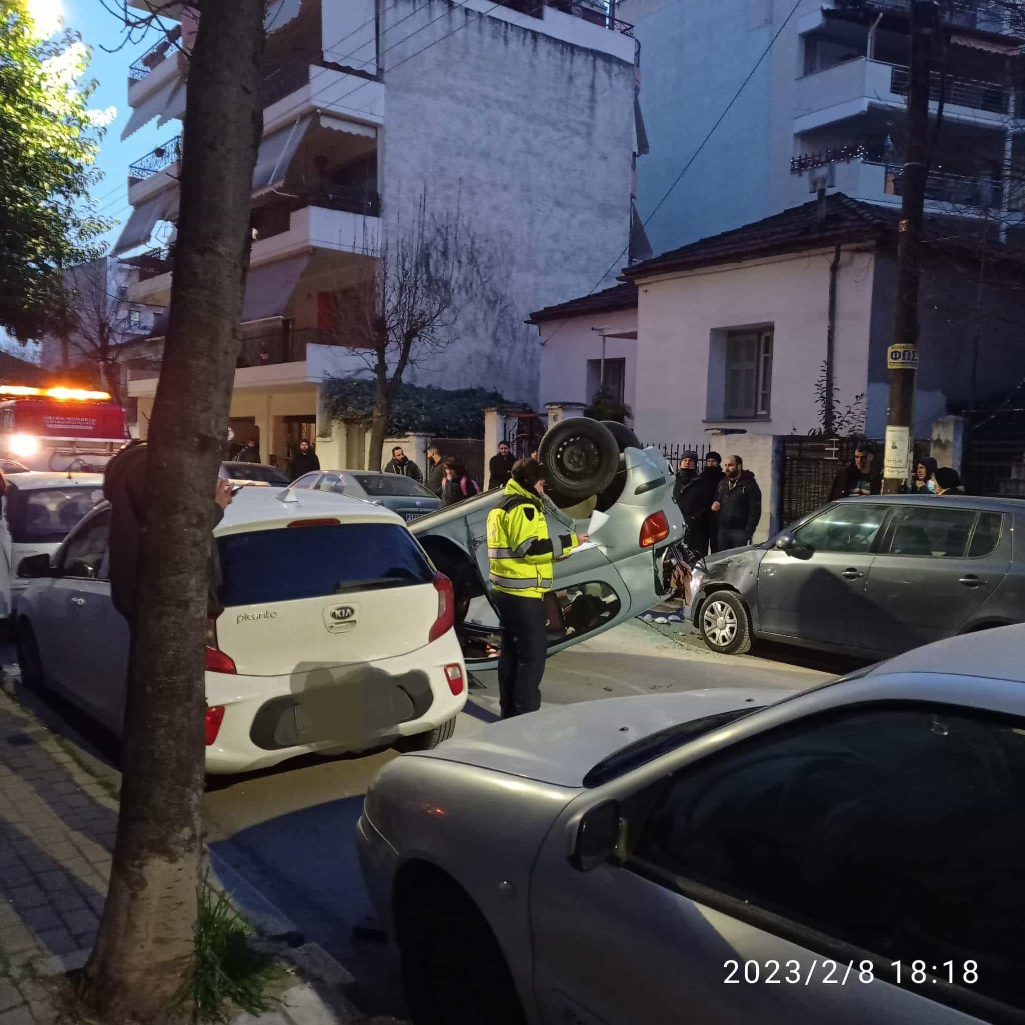 Λάρισα: Απίστευτο τροχαίο στην Υψηλάντου - Ντελαπάρισε αυτοκίνητο στο κέντρο της πόλης (Φωτό)