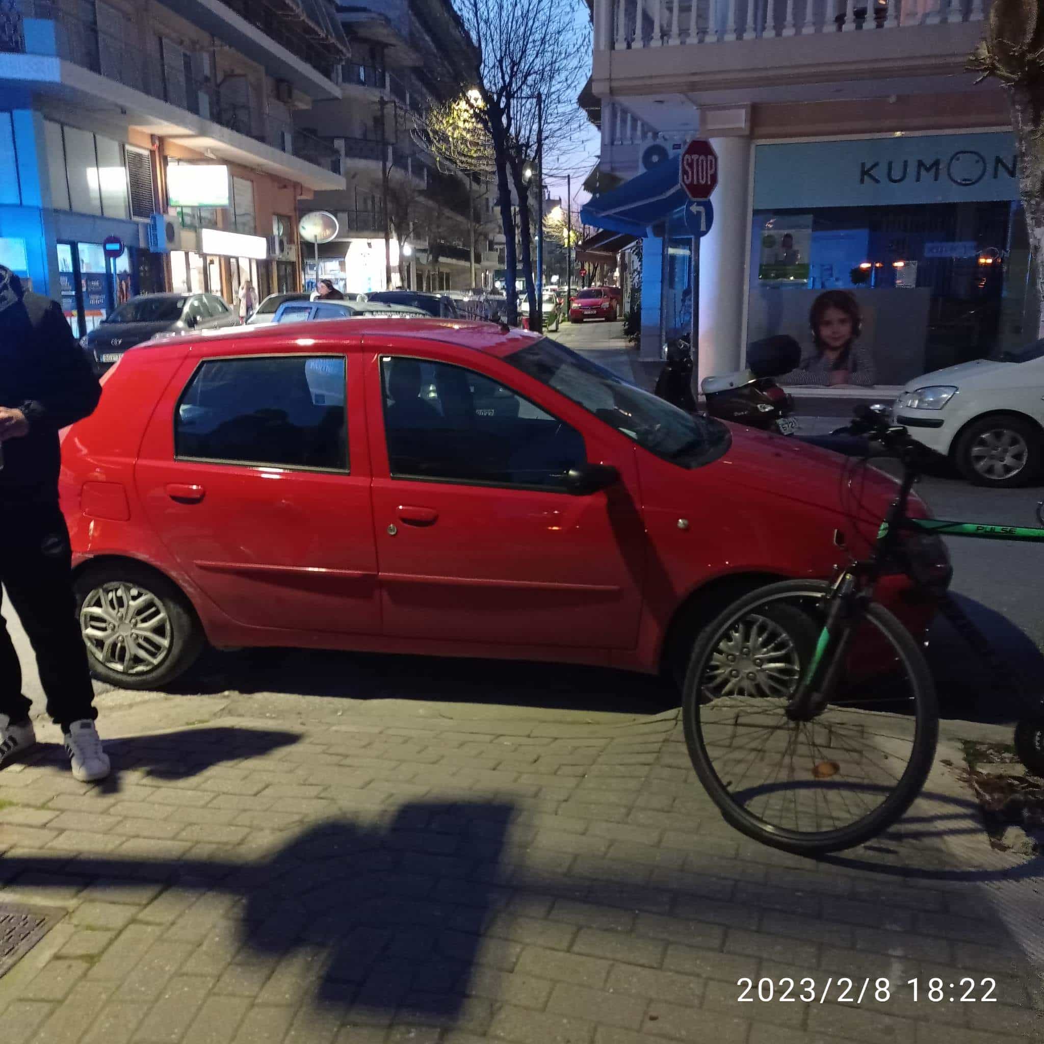 Λάρισα: Απίστευτο τροχαίο στην Υψηλάντου - Ντελαπάρισε αυτοκίνητο στο κέντρο της πόλης (Φωτό)