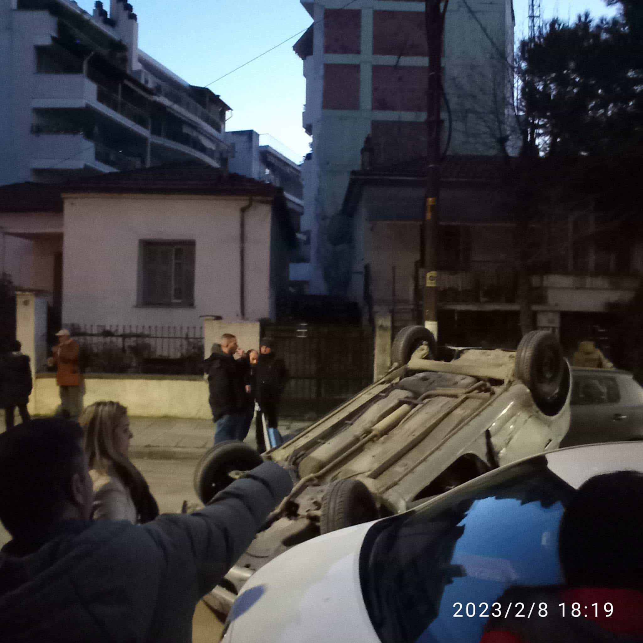 Λάρισα: Απίστευτο τροχαίο στην Υψηλάντου - Ντελαπάρισε αυτοκίνητο στο κέντρο της πόλης (Φωτό)