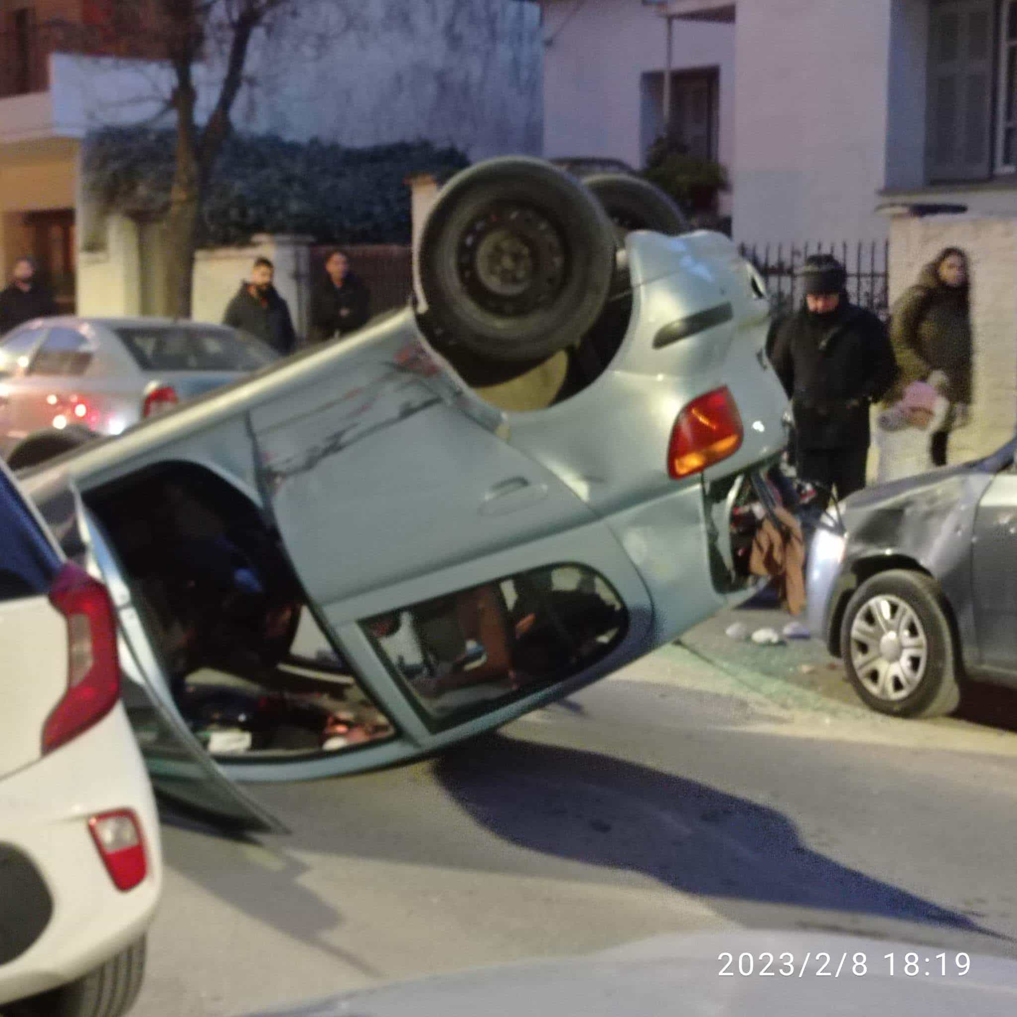 Λάρισα: Απίστευτο τροχαίο στην Υψηλάντου - Ντελαπάρισε αυτοκίνητο στο κέντρο της πόλης (Φωτό)