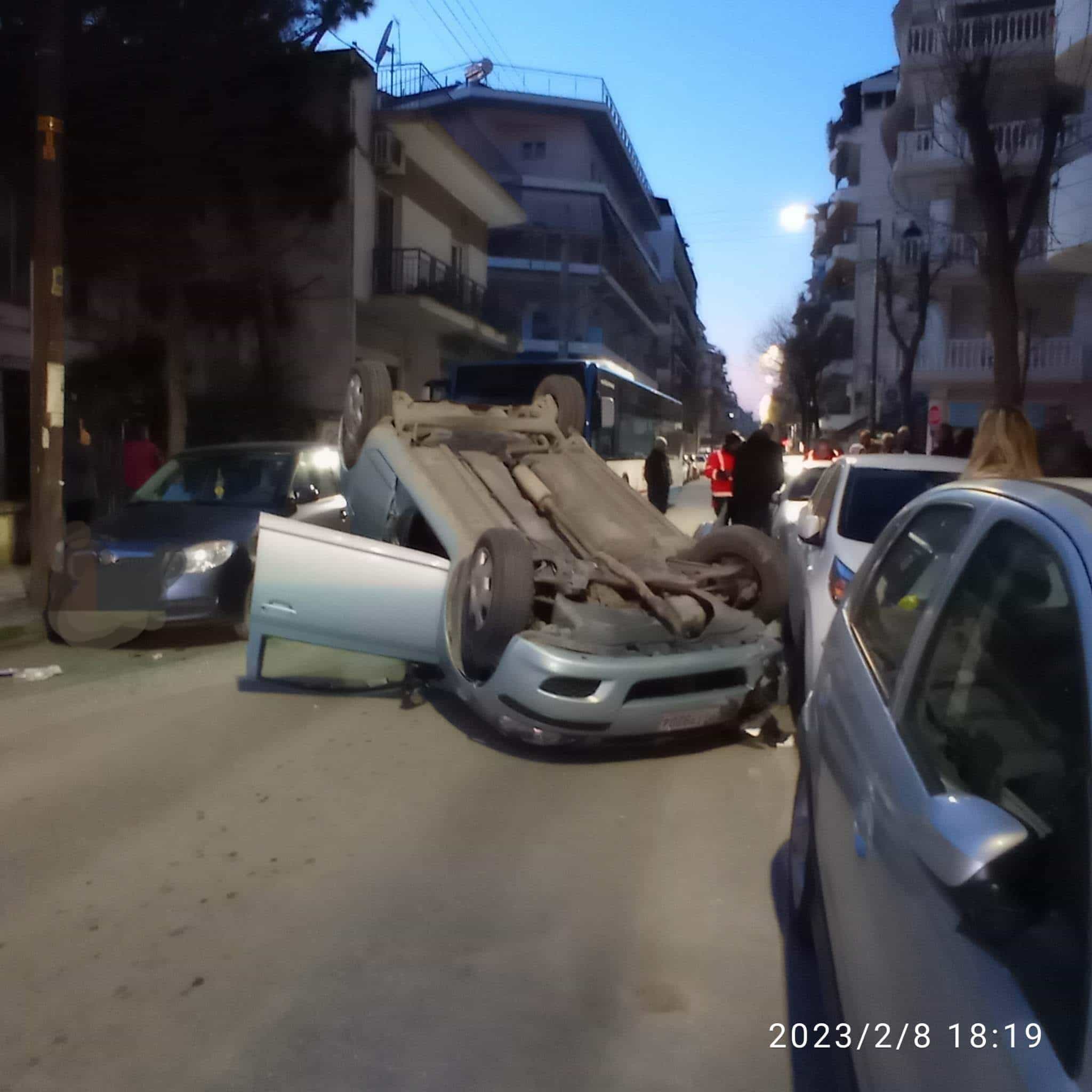 Λάρισα: Απίστευτο τροχαίο στην Υψηλάντου - Ντελαπάρισε αυτοκίνητο στο κέντρο της πόλης (Φωτό)