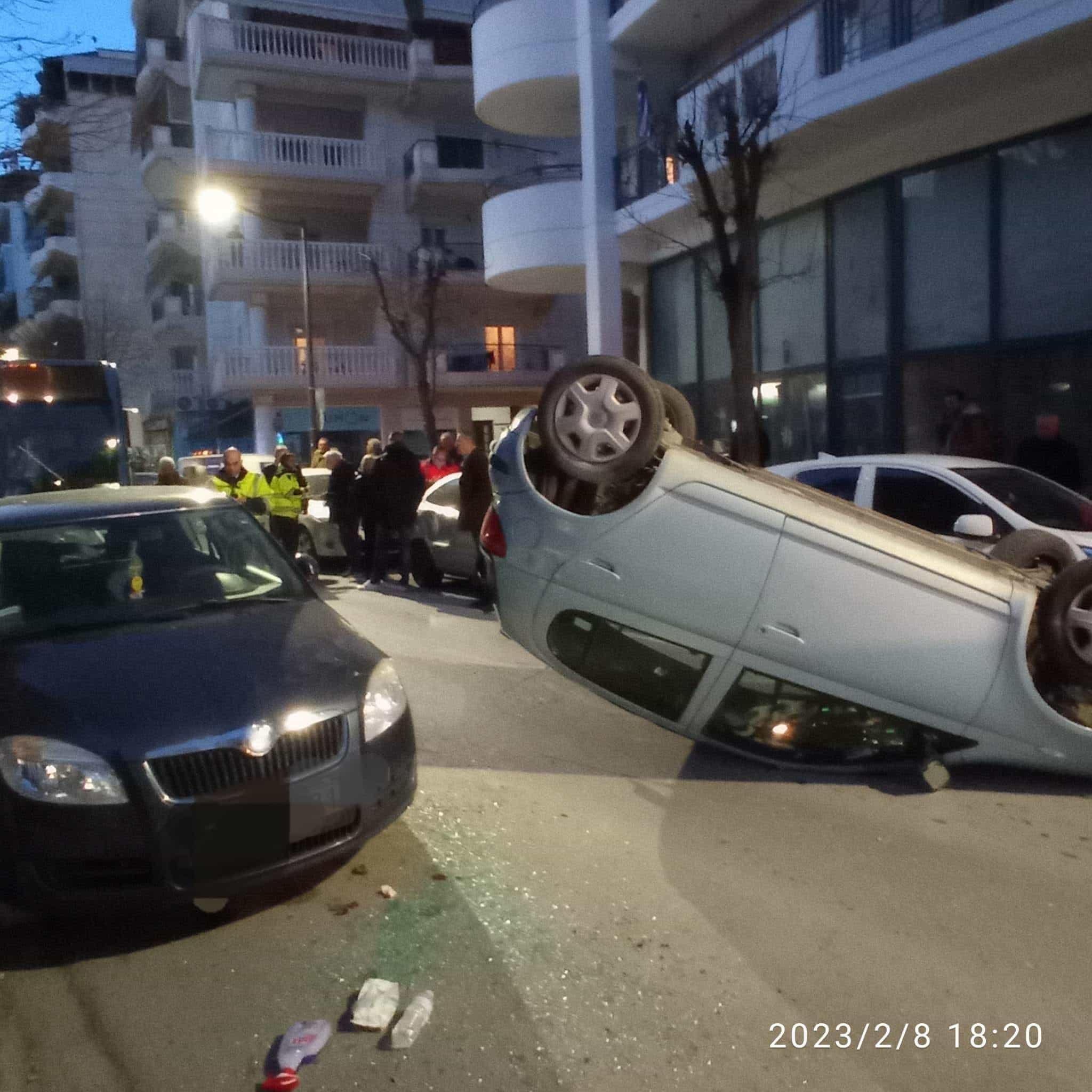 Λάρισα: Απίστευτο τροχαίο στην Υψηλάντου - Ντελαπάρισε αυτοκίνητο στο κέντρο της πόλης (Φωτό)