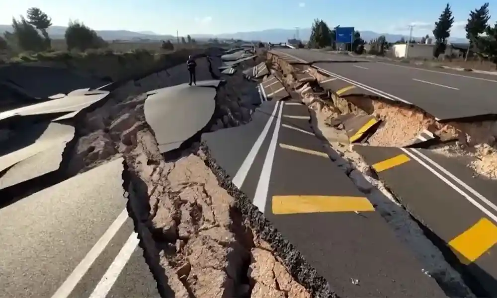 Ο σεισμός κατάπιε τους δρόμους της Τουρκίας