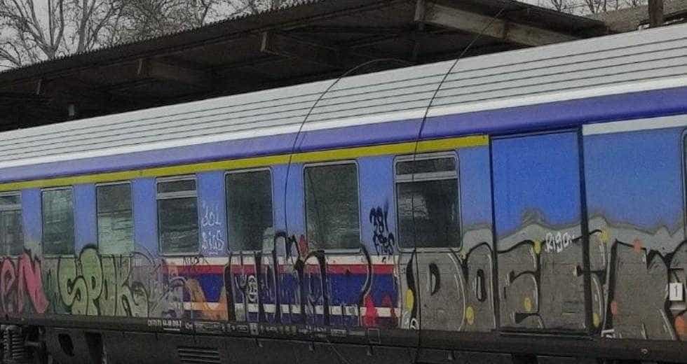 Ηλεκτροφόρα καλώδια έπεσαν σε τρένο