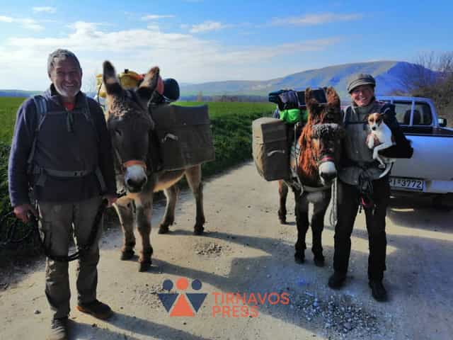 touristes Τύρναβος: Δύο τουρίστες διανύουν περπατώντας την Ελλάδα!