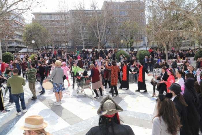 Δ. Λαρισαίων: Παραδοσιακό γλέντι την Τσικνοπέμπτη στην Κεντρική ΠλατείαΔ. Λαρισαίων: Παραδοσιακό γλέντι την Τσικνοπέμπτη στην Κεντρική Πλατεία