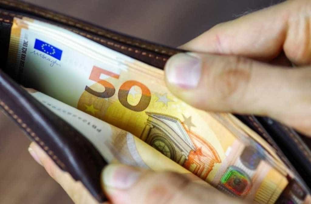 Γιατί οι Ελληνες επιμένουν να πληρώνουν με μετρητά