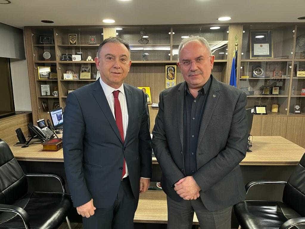 Τον νέο Γενικό Αστυνομικό Διευθυντή Αττικής, Υποστράτηγο Αστέριο Μαντζιώκα, επισκέφθηκε στη ΓΑΔΑ, ο αν. γραμματέας της ΚΟ της ΝΔ, βουλευτής Ν. Λάρισας, Χρήστος Κέλλας. Ο Χρήστος Κέλλας συνεχάρη τον στρατηγό για την τοποθέτησή του στην ιδιαίτερα κρίσιμη για τη λειτουργία της Ελληνικής Αστυνομίας θέση του επικεφαλής της ΓΑΔΑ και τον ευχαρίστησε για την μέχρι σήμερα προσφορά του στον Νομό Λάρισας και σε όλη τη Θεσσαλία. Ιδιαίτερα, εξήρε το έργο του στρατηγού στη Γενική Περιφερειακή Αστυνομική Διεύθυνση Θεσσαλίας, επαινώντας την επιχειρησιακή αποτελεσματικότητα και τη διαρκή εγρήγορση του υπηρετούντος αστυνομικού προσωπικού. Ο Χρήστος Κέλλας ευχήθηκε στον νέο «Αττικάρχη» της ΕΛΑΣ «καλή επιτυχία» στα νέα του καθήκοντα, τονίζοντας πως η ΓΑΔΑ αποτελεί ακρογωνιαίο λίθο της δημόσιας τάξης της πρωτεύουσας και πυλώνα της δημόσιας ασφάλειας συνολικά, καθώς η αρμοδιότητά της εκτείνεται στη μεγαλύτερη περιφέρεια της χώρας, όπου κατοικεί και η πλειοψηφία των Ελλήνων. Σημείωσε, δε, ότι, ως μέλος της Εθνικής Αντιπροσωπείας, βρίσκεται πάντα στο πλευρό της Ελληνικής Αστυνομίας, για να ενισχύεται το αίσθημα ασφάλειας των πολιτών και να βελτιώνονται οι συνθήκες υπηρεσίας των αστυνομικών. Τέλος, ο Λαρισαίος πολιτικός προσκάλεσε τον στρατηγό στη συνεδρίαση της Επιτροπής Οδικής Ασφάλειας της Βουλής, που θα πραγματοποιηθεί στις 15 Φεβρουαρίου, με θέμα τη συμβολή της Τροχαίας στην Οδική Παιδεία και τη συμμετοχή του Διοικητή της Τροχαίας Λάρισας, Βασίλειου Βλαχογιάννη, της Υποδιοικήτριας Ελένης Σαριγκούλη και της αστυνομικού – συγγραφέως παιδικών βιβλίων Δέσποινας Γκουτζολίκα. Ο κ. Μαντζιώκας ευχαρίστησε τον Χρήστο Κέλλα για την πρόσκληση. Ο αν. γραμματέας της ΚΟ της ΝΔ, αποχωρώντας από το κτήριο της ΓΑΔΑ, έκανε την ακόλουθη δήλωση: «Επισκέφθηκα, σήμερα, τον στρατηγό Αστέριο Μαντζιώκα, με την ευκαιρία της ανάληψης των νέων του καθηκόντων ως Γενικού Αστυνομικού Διευθυντή Αττικής, και του ευχήθηκα δύναμη και καλή επιτυχία. Αποτελεί τιμή για τον Νομό μας και δη για την Τσαριτσάνη ότι ένας συντοπίτης μας αναλαμβάνει επικεφαλής της πιο νευραλγικής αστυνομικής διεύθυνσης της χώρας. Συγκαταλέγεται μεταξύ των πιο άξιων αξιωματικών της ΕΛΑΣ στην ιστορία του τόπου μας και είμαι βέβαιος ότι θα συμβάλει καθοριστικά στην προάσπιση της δημόσιας ασφάλειας και στην ενίσχυση της δημόσιας τάξης στο Λεκανοπέδιο της Αττικής. Τον προσκάλεσα, επίσης, να συμμετάσχει στην προσεχή συνεδρίαση της Επιτροπής Οδικής Ασφάλειας της Βουλής, που θα πραγματοποιηθεί την επόμενη εβδομάδα. Ως βουλευτής και ως πολίτης είμαι στο πλευρό του, όπως βρίσκομαι πάντοτε δίπλα στους υπερασπιστές του νόμου και εν γένει σε όλους τους ένστολους, που επαγρυπνούν με αυταπάρνηση και αυτοθυσία, για να κοιμόμαστε ήσυχοι».