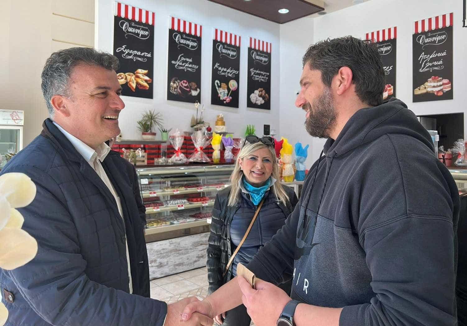 Αθανάσιος Μαμάκος με κατοίκους και καταστηματάρχες της περιοχής.