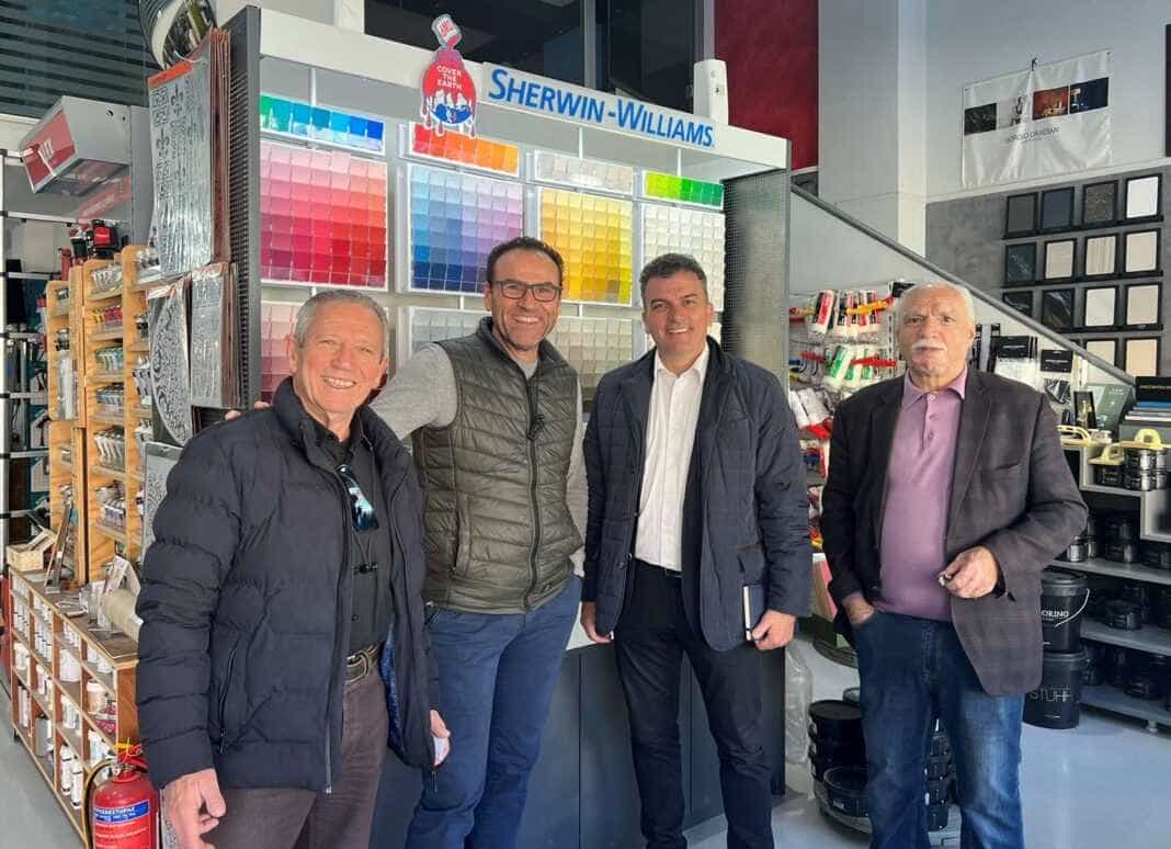 Αθανάσιος Μαμάκος με κατοίκους και καταστηματάρχες της περιοχής.