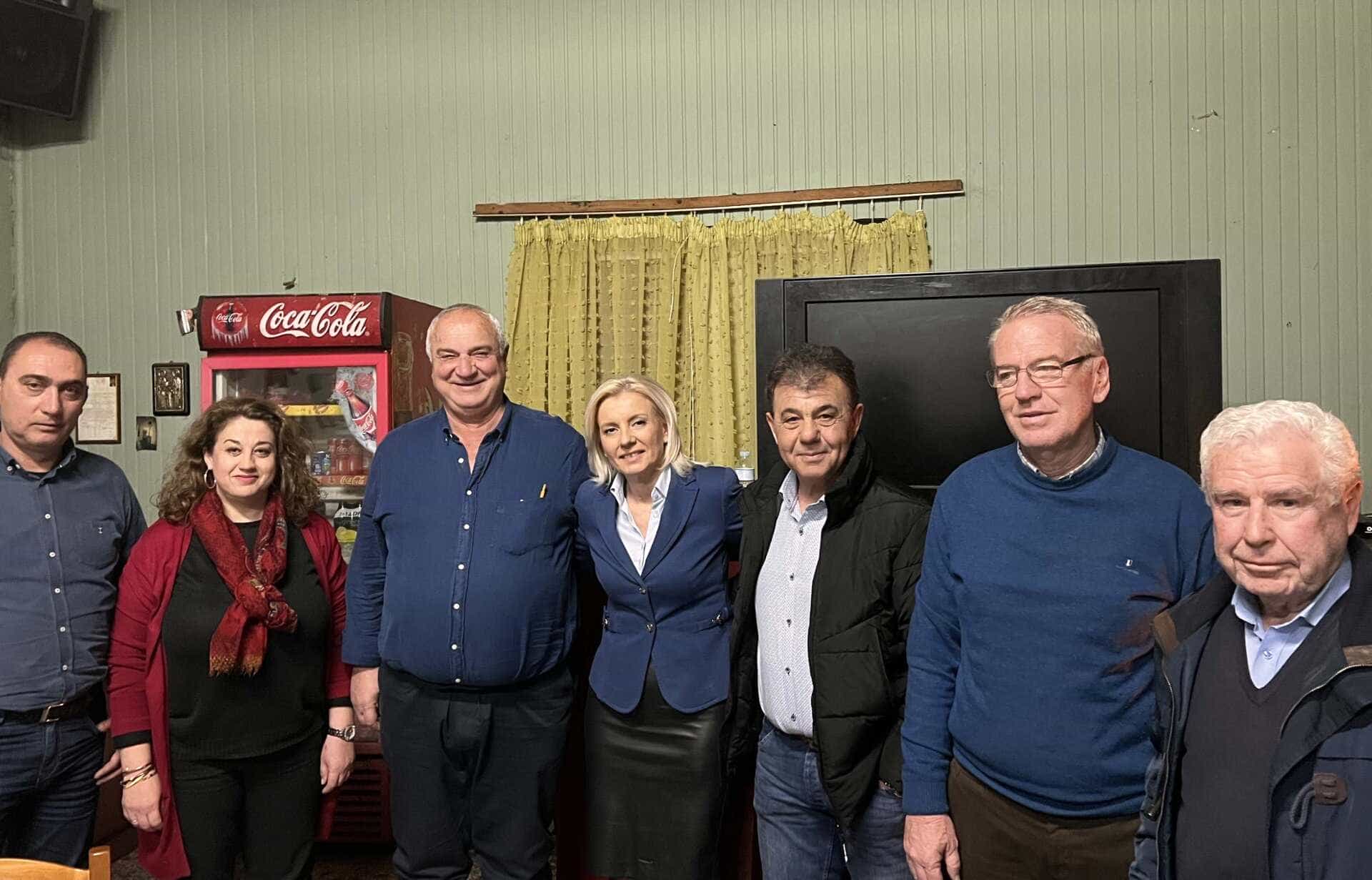 Ρένα Καραλαριώτου με αγρότες στη Μελία