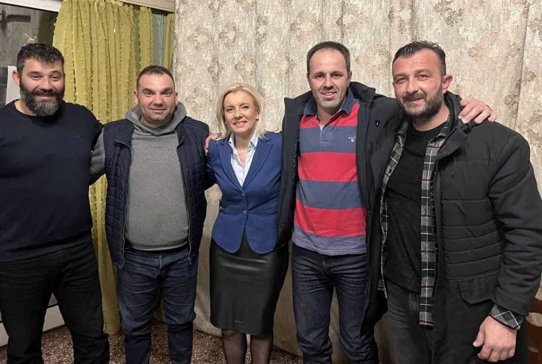 Ρένα Καραλαριώτου με αγρότες στη Μελία