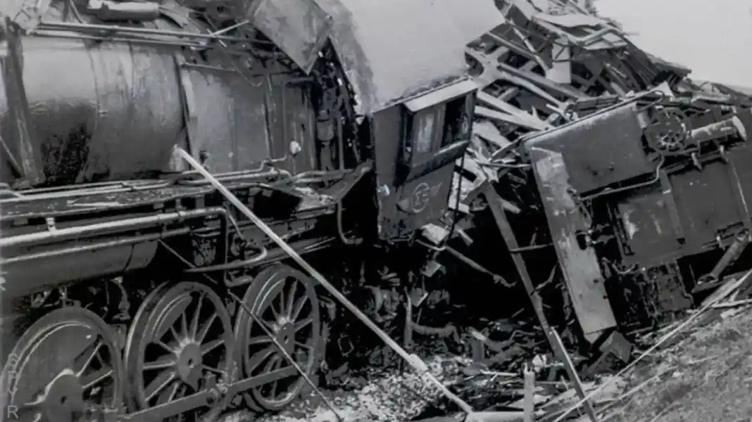 σύγκρουση δύο τρένων στη Θεσσαλία