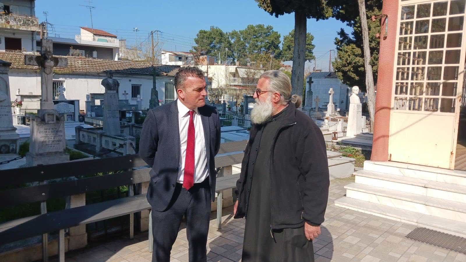 Αθανάσιος Μαμάκος με κατοίκους και καταστηματάρχες της περιοχής.