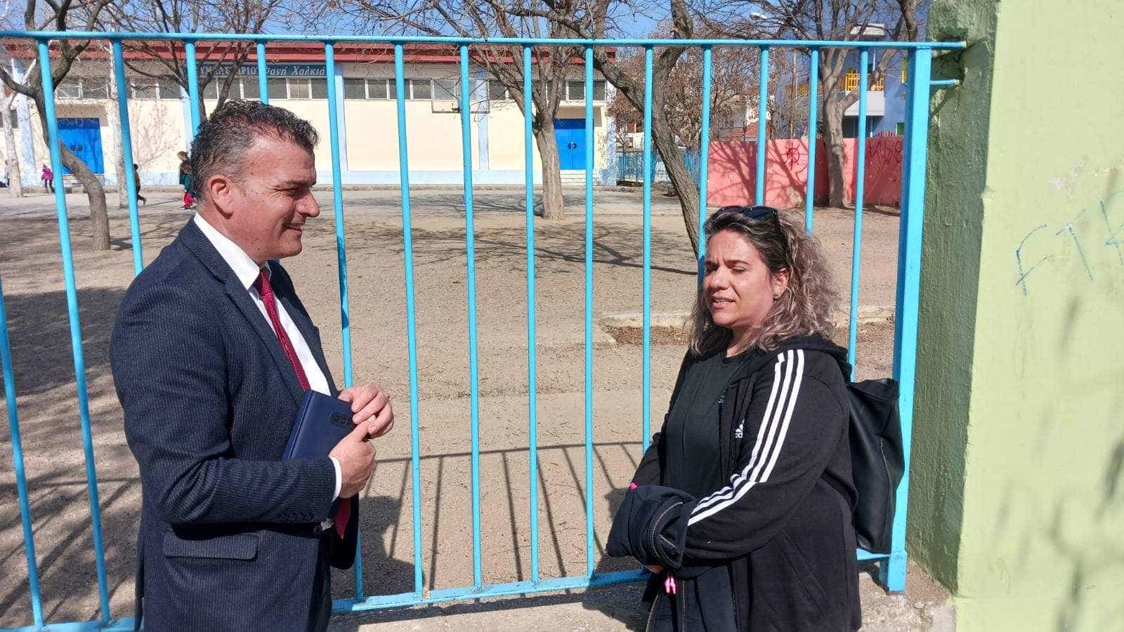 Αθανάσιος Μαμάκος με κατοίκους και καταστηματάρχες της περιοχής.