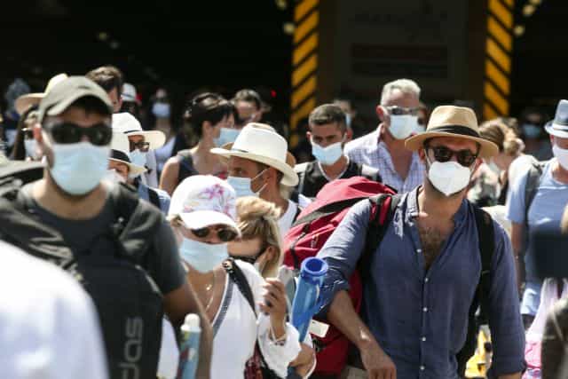 Κορωνοϊός: Επιδημικό «κύμα» σήκωσε ο Δεκαπενταύγουστος