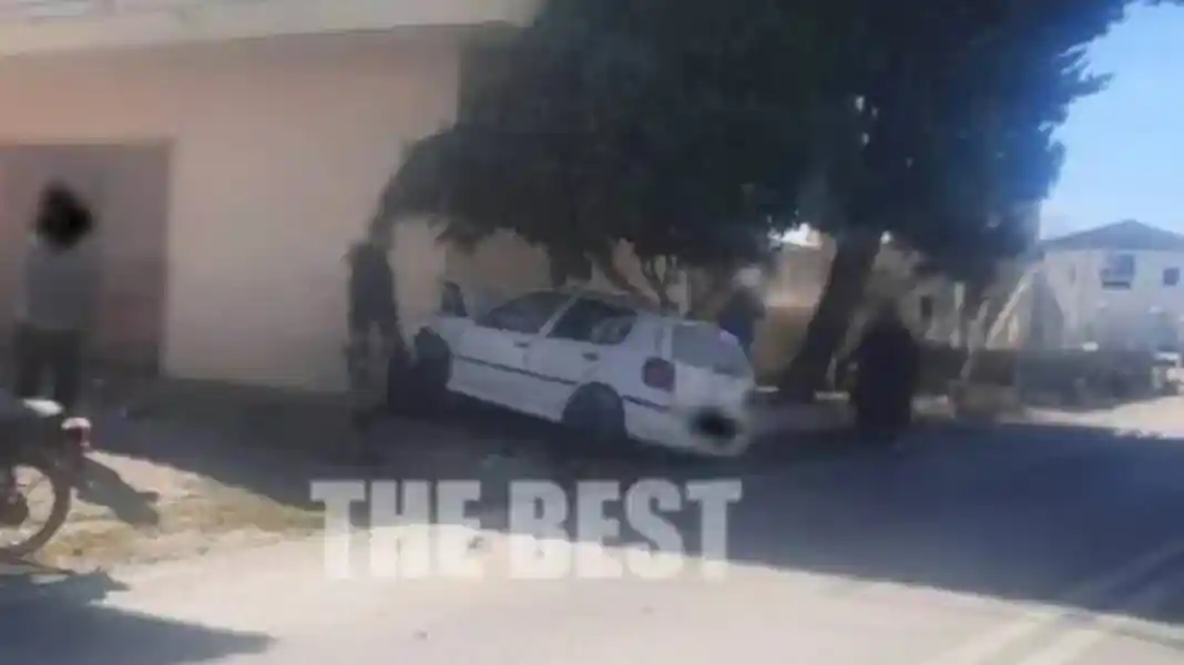 ΙΧ καρφώθηκε σε τοίχο σπιτιού