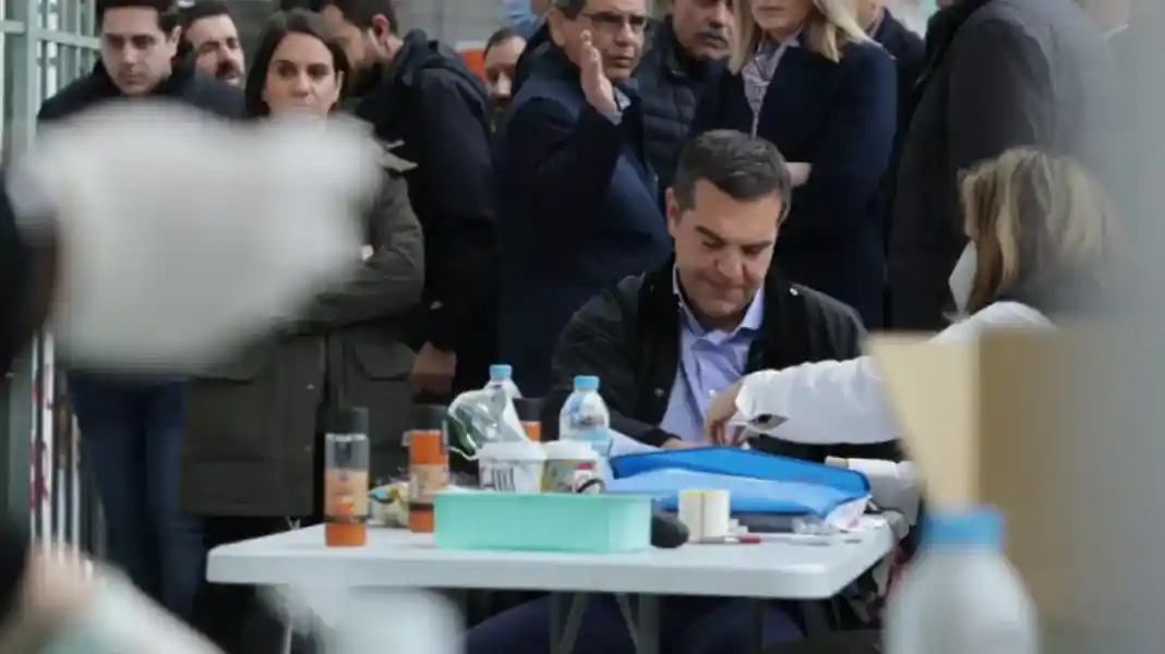 Με συγγενείς θυμάτων στη Λάρισα ο Αλέξης Τσίπρας