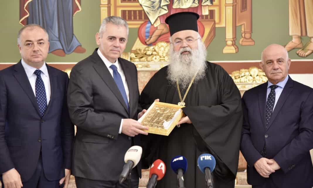 Μ. Χαρακόπουλος με Αρχιεπίσκοπο Κύπρου