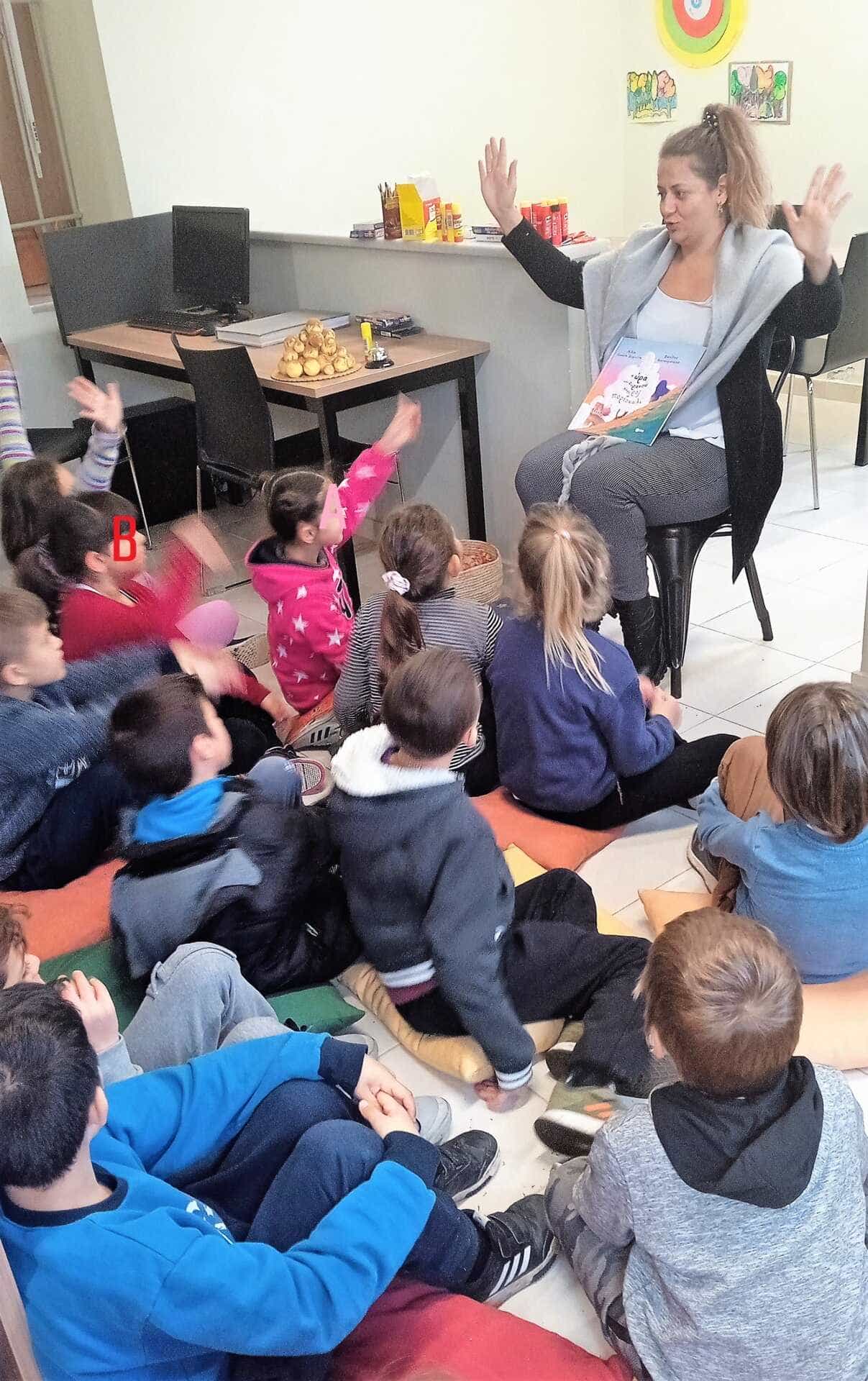 H Δημοτική Βιβλιοθήκη Νίκαιας του Δήμου Κιλελέρ στα πλαίσια
των δραστηριοτήτων της, προσκάλεσε τη συγγραφέα και εικονογράφο
παιδικών βιβλίων κα. Λίλια Γκούνη-Σοφικίτη.
Η συγγραφέας παρουσίασε το τελευταίο βιβλίο της “Η ώρα του
ουρανού πήγε ροζ με πορτοκαλί” στα παιδιά της Β’ τάξης του Δημοτικού
Σχολείου της Νίκαιας. Με κεντρικό στόχο την ανάπτυξη της
φιλαναγνωσίας και την επαφή των παιδιών με τα βιβλία
πραγματοποίησε, με τη βοήθεια των εθελοντριών της βιβλιοθήκης,
δράσεις και παιχνίδια βασισμένα στο βιβλίο της που κυκλοφόρησε
πρόσφατα από τις εκδόσεις Πατάκη.
Η Λίλια Γκούνη-Σοφικίτη γεννήθηκε στη Λάρισα. Σπούδασε
Ιστορία και Δημιουργική Γραφή. Εικονογραφεί βιβλία και γράφει σενάρια
για την τηλεόραση.