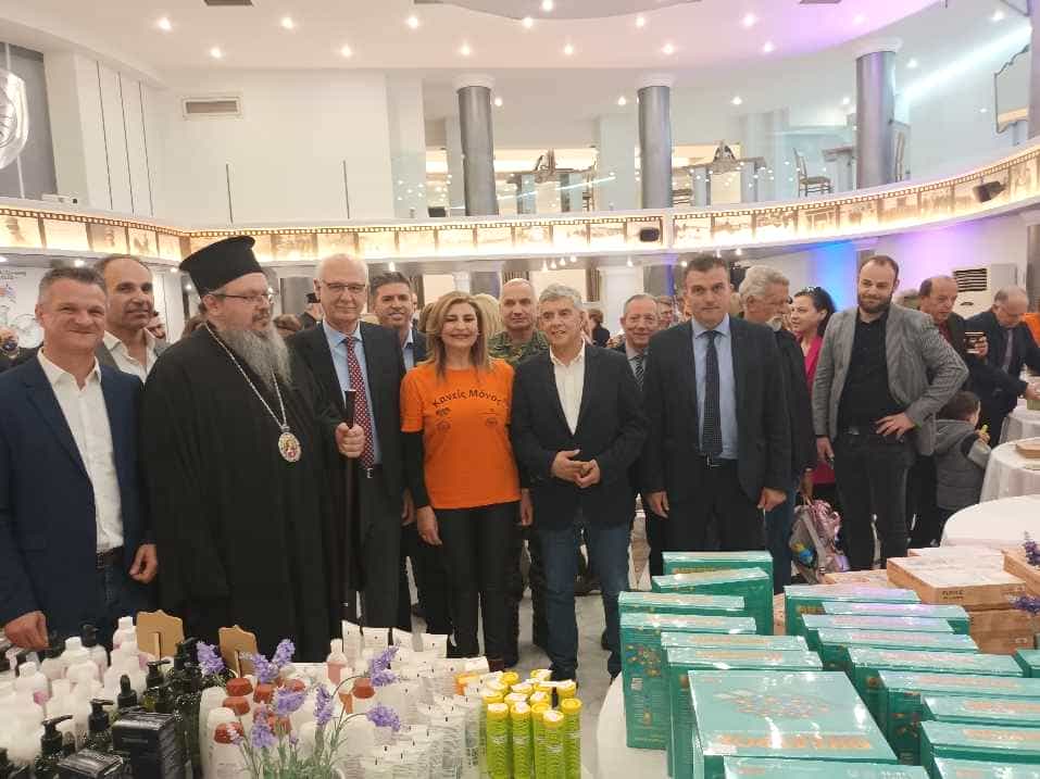 «Κανείς Μόνος» Οι Λαρισαίοι έγιναν μια αγκαλιά για τον Ξενώνα Καρκινοπαθών (φωτό)