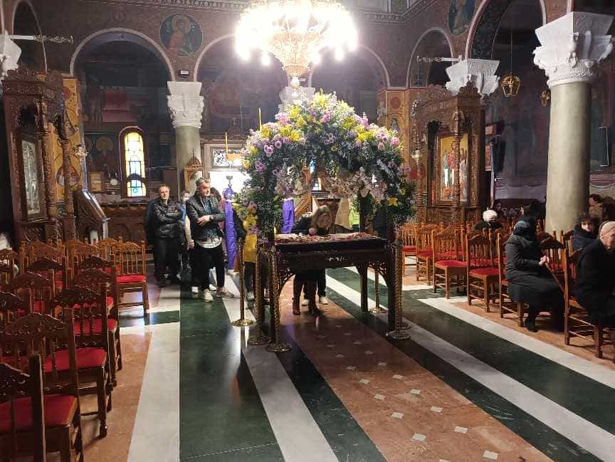 Στο Ναό του Αγ.Κωνσταντίνου της Λάρισας οι πιστοί για το προσκύνημα του Επιτάφιου
