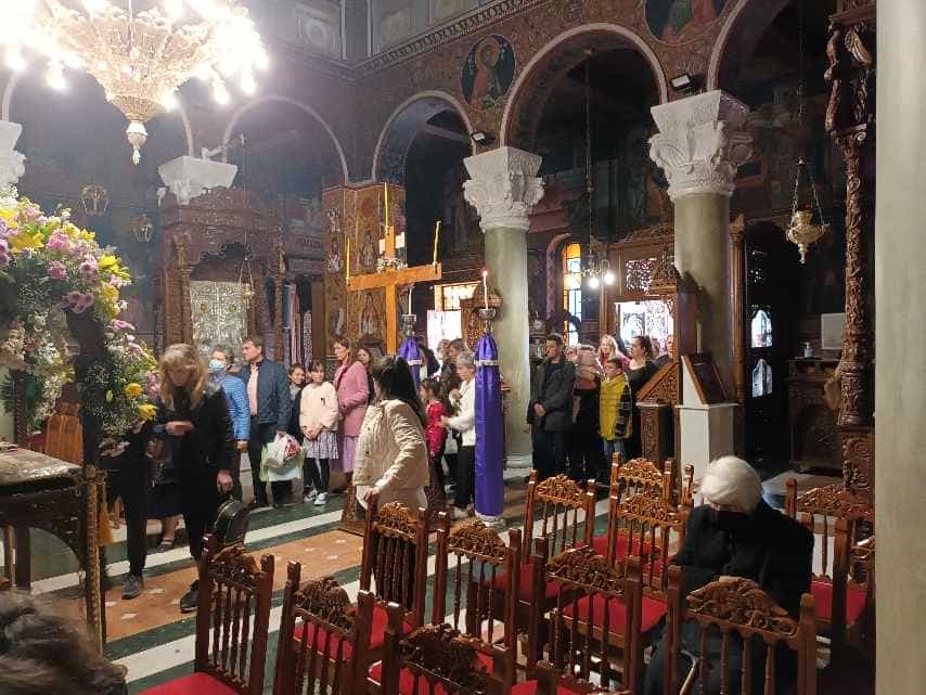 Στο Ναό του Αγ.Κωνσταντίνου της Λάρισας οι πιστοί για το προσκύνημα του Επιτάφιου