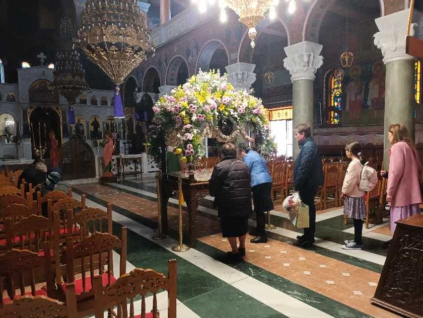 Στο Ναό του Αγ.Κωνσταντίνου της Λάρισας οι πιστοί για το προσκύνημα του Επιτάφιου
