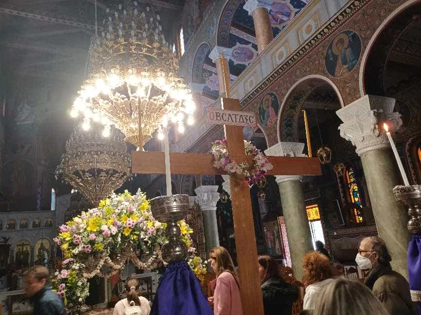 Στο Ναό του Αγ.Κωνσταντίνου της Λάρισας οι πιστοί για το προσκύνημα του Επιτάφιου
