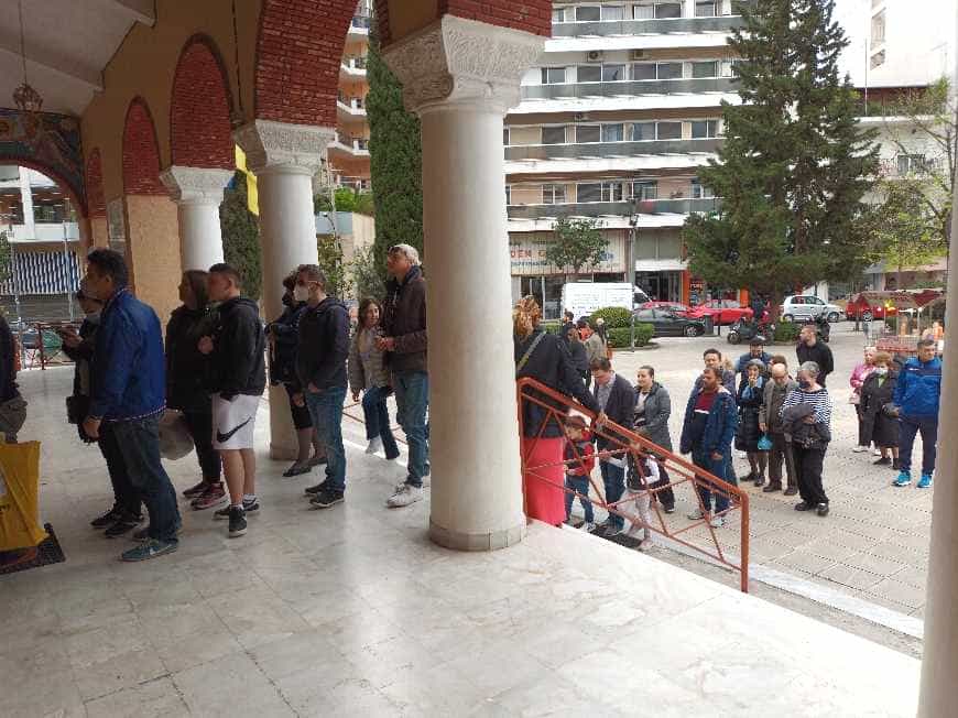 Στο Ναό του Αγ.Κωνσταντίνου της Λάρισας οι πιστοί για το προσκύνημα του Επιτάφιου