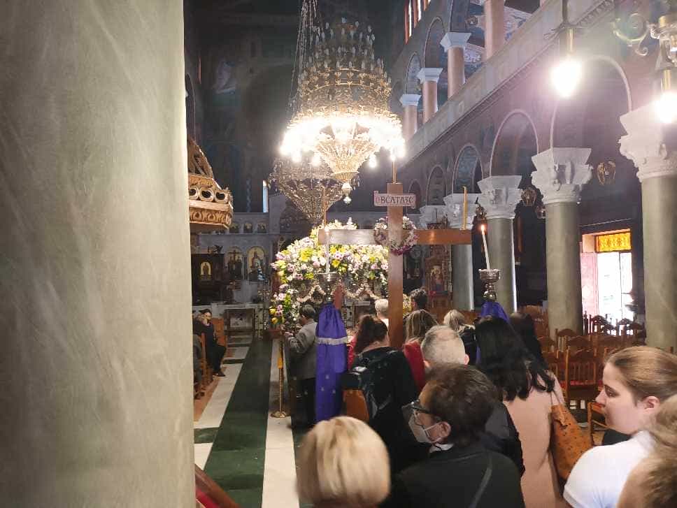 Στο Ναό του Αγ.Κωνσταντίνου της Λάρισας οι πιστοί για το προσκύνημα του Επιτάφιου