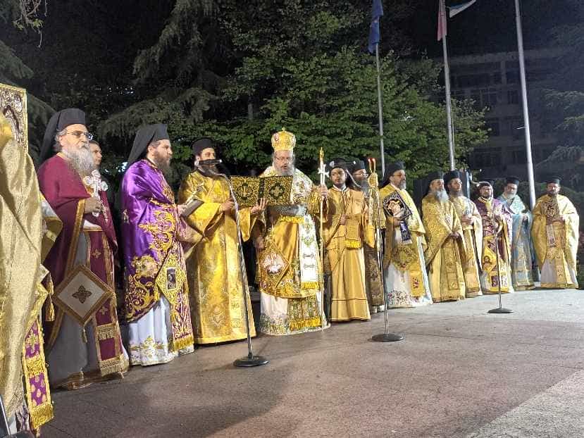 Στην κεντρική πλατεία οι 6 Επιτάφιοι της Λάρισας