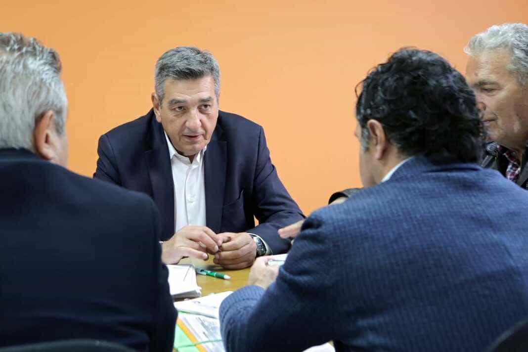 4 (4) ΝΤΑΗΣ ΜΕ ΟΙΚΟΝΟΜΟΛΟΓΟΥΣ