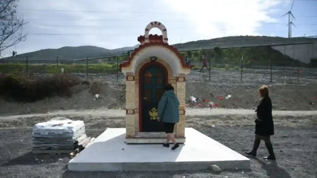 Τέμπη: Εικονοστάσι στο σημείο του πολύνεκρου δυστυχήματος