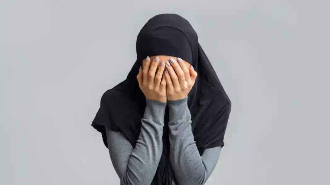 hijabi Βελεστίνο: Παραμόρφωσε από το ξύλο την κόρη του