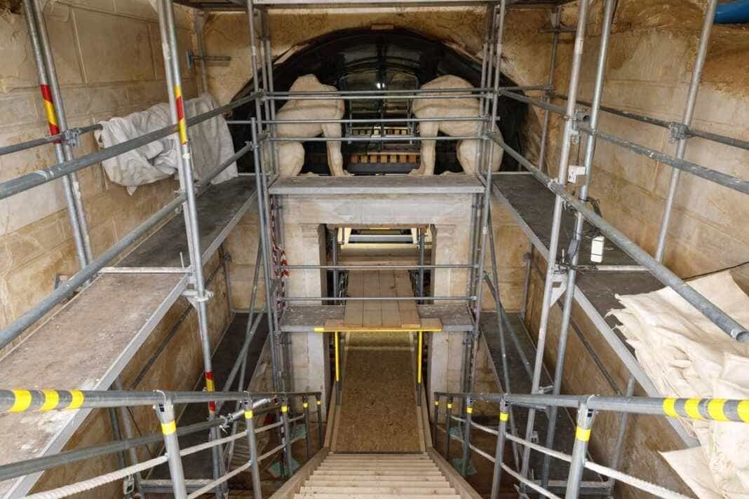 μέσα από τον Τύμβο Καστά