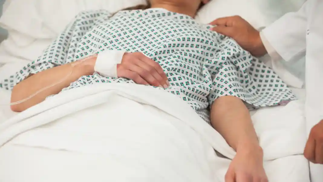 Αντί για νερό ήπιε νέφτι και κατέληξε διασωληνωμένη