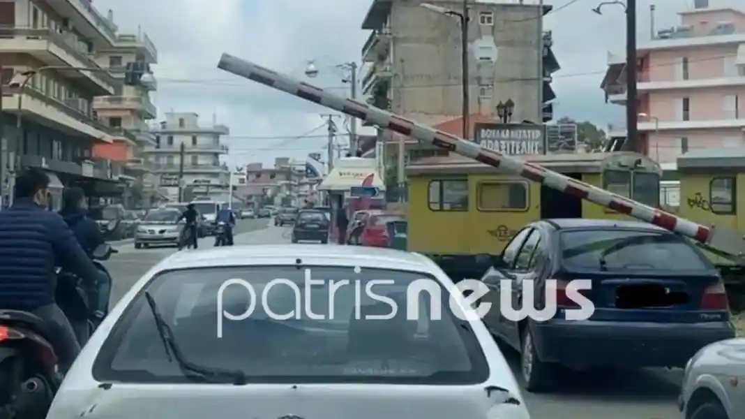 Πάρκαρε το ΙΧ του κάτω από τις μπάρες του ΟΣΕ