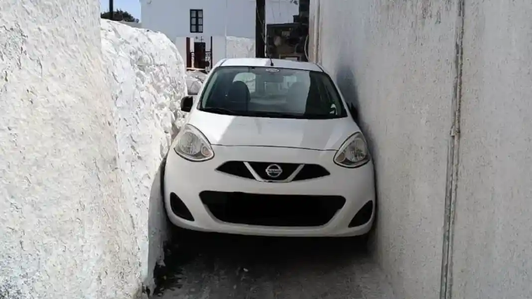 Αυτοκίνητο σφήνωσε σε στενό δρόμο