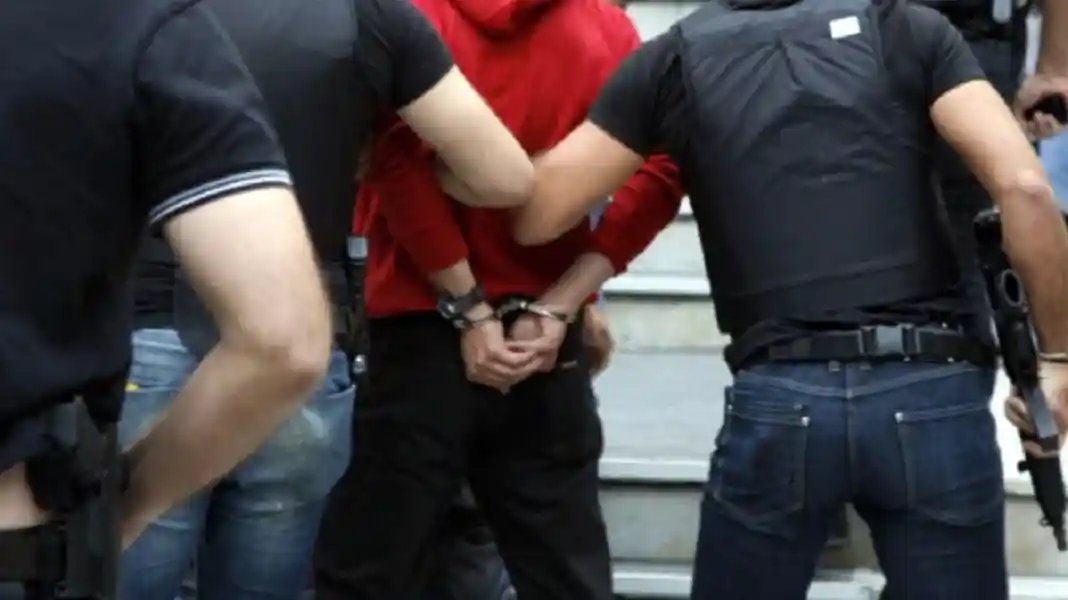 symmoria_dei2 «Άνοιξε θεία, από τη ΔΕΗ είμαστε»