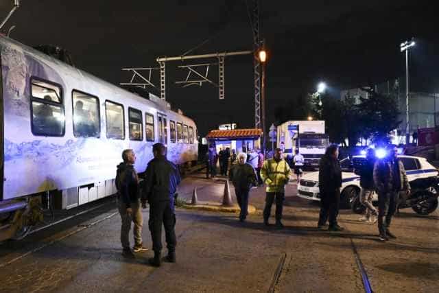 Σε κρίσιμη κατάσταση ο 17χρονος που παρασύρθηκε από τον Προαστιακό