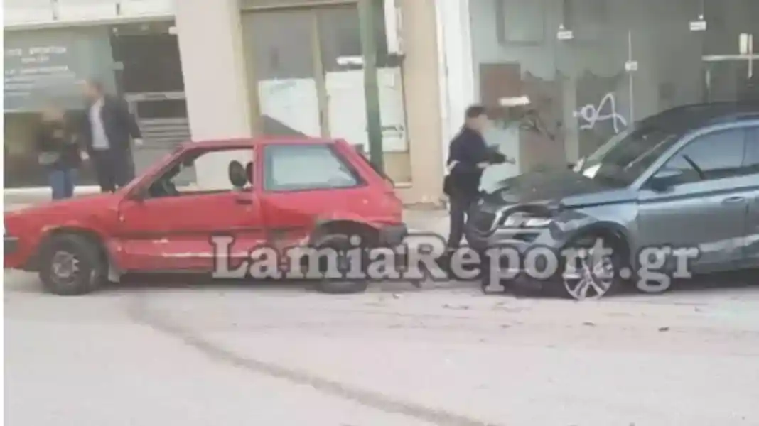 Λαμία: τρελή πορεία αυτοκίνητου που έπεσε σε δυο σταθμευμένα οχήματα