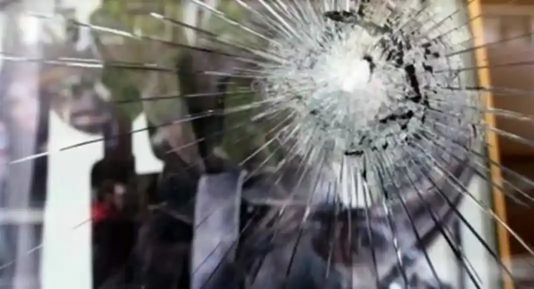 tzamaria-spasmeni Έσπασε τις τζαμαρίες 16 καταστημάτων σε λαρισα