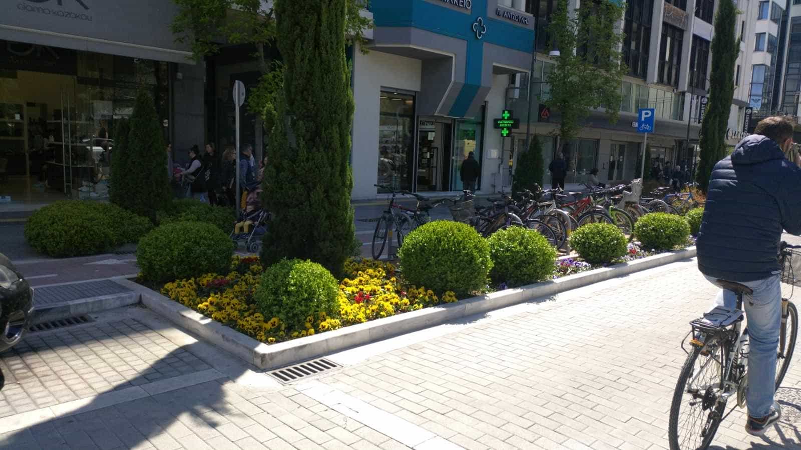 Λάρισα: Έκλεψαν και πάλι ανθόφυτα και δενδρύλια από την Ιουστινιανού