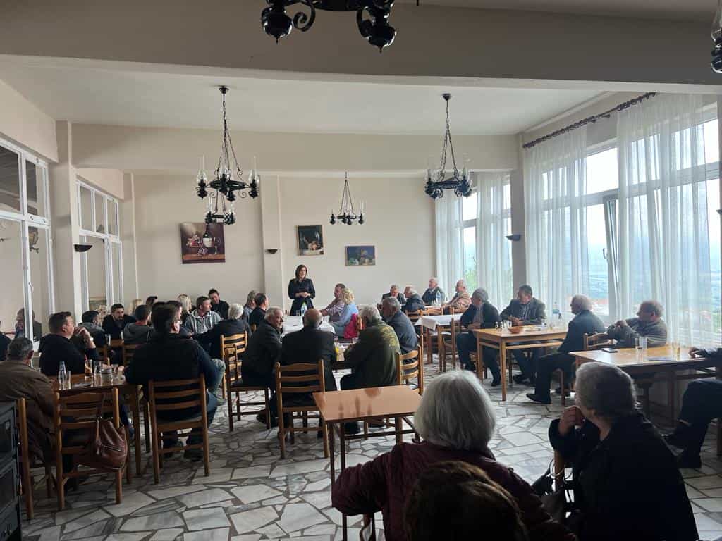 Στέλλα Μπίζιου σε Λιβάδι και Σαραντάπορο: Κάθε φορά που βρίσκομαι
στα χωριά της Ελασσόνας αισθάνομαι πως βρίσκομαι δίπλα στους
δικούς μου ανθρώπους