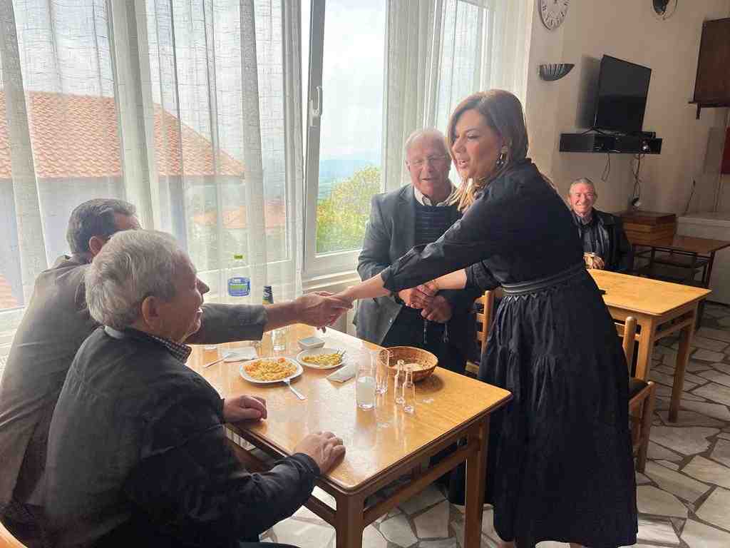 Στέλλα Μπίζιου σε Λιβάδι και Σαραντάπορο: Κάθε φορά που βρίσκομαι
στα χωριά της Ελασσόνας αισθάνομαι πως βρίσκομαι δίπλα στους
δικούς μου ανθρώπους