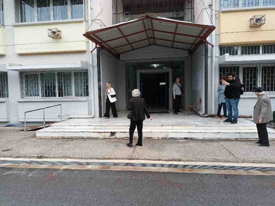 Από νωρίς το πρωί οι Λαρισαίοι στις κάλπες