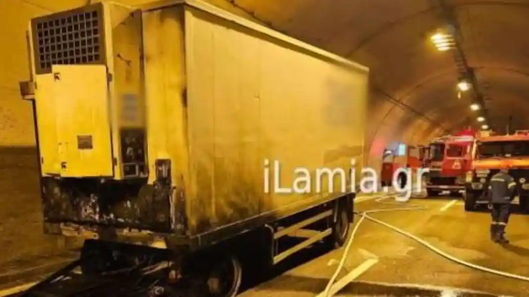 Φωτιά ξέσπασε σε φορτηγό μέσα σε σήραγγα
