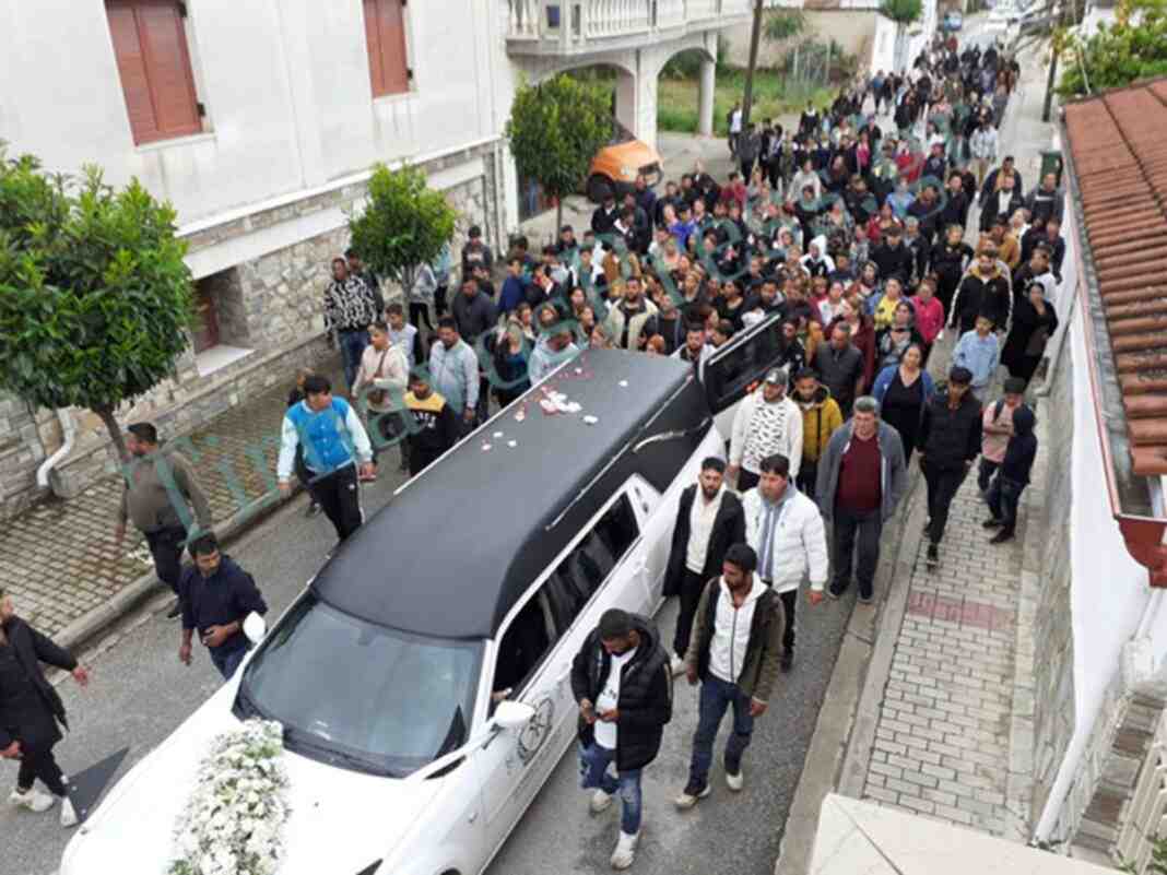 Τύρναβος: Σε κλίμα οδύνης η κηδεία του 19χρονου Βασίλη
