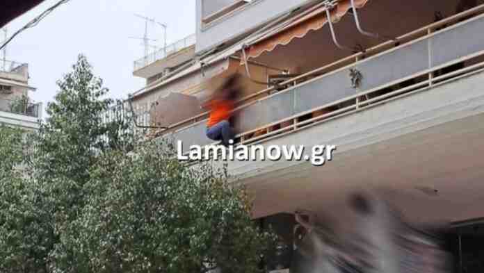 Γυναίκα «κρεμάστηκε» από το μπαλκόνι της
